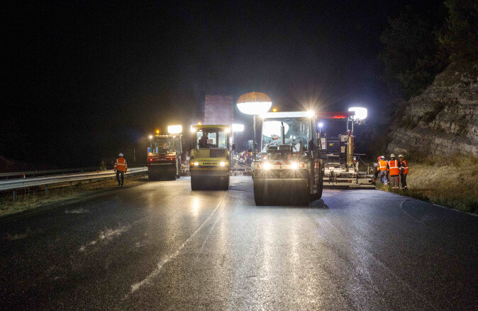 Travaux de nuit sur autoroute en chantier